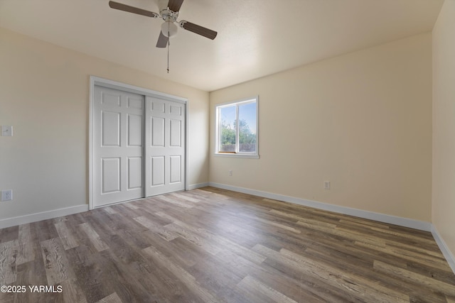 1000 Franklin Rd, Tieton, WA 98947 - unfurnished bedroom with wood finished floors, baseboards, a closet, and a ceiling fan
