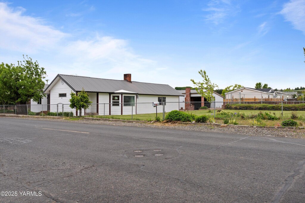 1000 Franklin Rd, Tieton, WA 98947 - photo 1