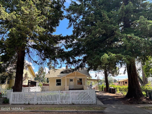 407 S 17th Ave, Yakima, WA 98902 - bungalow-style house featuring a fenced front yard, a chimney, and driveway