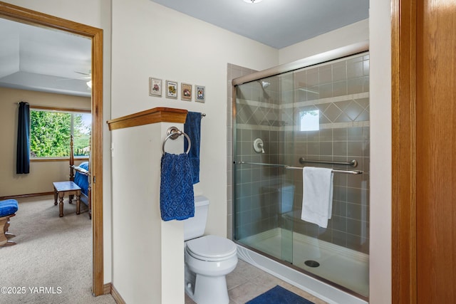 1013 Crest Acres Pl, Yakima, WA 98908 - ensuite bathroom with a shower stall, toilet, a ceiling fan, and baseboards