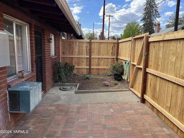 1501 W Chestnut Ave Unit 5, Yakima, WA 98902 - fenced backyard featuring a patio area