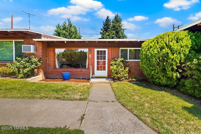 1501 W Chestnut Ave Unit 5, Yakima, WA 98902 - single story home featuring brick siding, a front lawn, and an AC wall unit