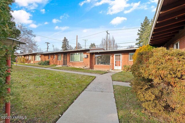 1501 W Chestnut Ave Unit 5, Yakima, WA 98902 - ranch-style house featuring brick siding and a front lawn