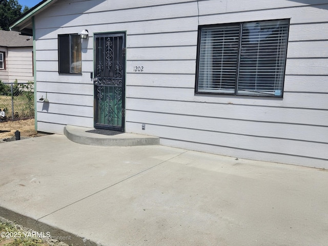 1202 W Viola Ave, Yakima, WA 98902 - entrance to property with a patio area
