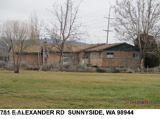 781 E Alexander Rd, Sunnyside, WA 98944 - view of front of home with a front lawn and a chimney
