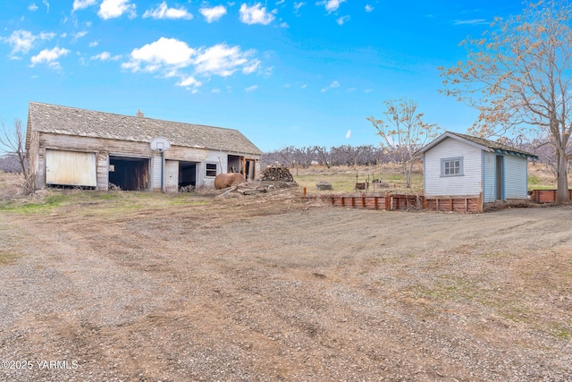 1555 W Tieton Rd, Tieton, WA 98947 - view of yard featuring an outdoor structure and a garage