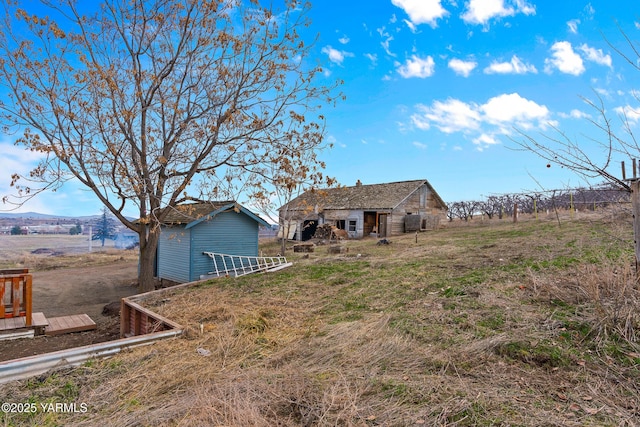 1555 W Tieton Rd, Tieton, WA 98947 - view of yard with an outdoor structure