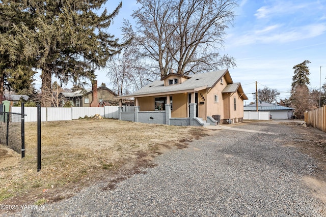 view of front facade with covered porch and fence