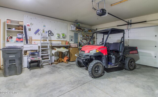 131 Latigo Ln, Yakima, WA 98901 - garage featuring a garage door opener