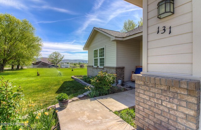 131 Latigo Ln, Yakima, WA 98901 - entrance to property with a yard, stone siding, and a shingled roof