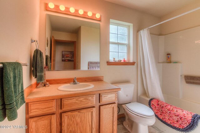 131 Latigo Ln, Yakima, WA 98901 - full bathroom with toilet, vanity, and shower / tub combo with curtain