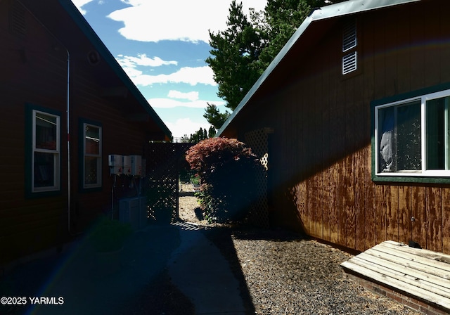 13520 Fisk Rd, Yakima, WA 98908 - view of side of home