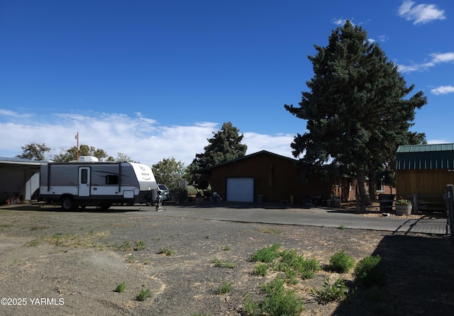 13520 Fisk Rd, Yakima, WA 98908 - view of yard featuring a garage