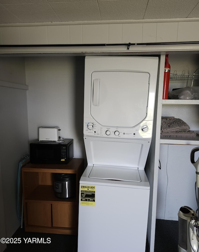 13520 Fisk Rd, Yakima, WA 98908 - laundry area featuring stacked washer / dryer