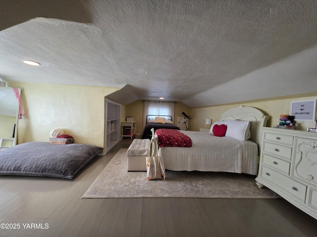 175001 W King Tull Rd, Grandview, WA 98930 - bedroom with a textured ceiling, hardwood / wood-style floors, and vaulted ceiling