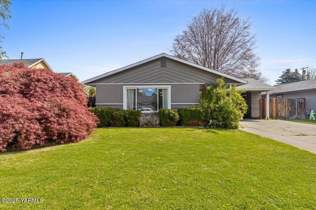 single story home featuring a front yard and fence
