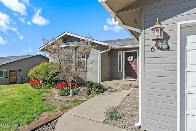 604 N 57th St, Yakima, WA 98901 - property entrance with a lawn