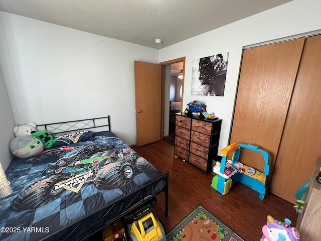 1215 Vineyard Dr, Tieton, WA 98947 - bedroom featuring wood finished floors and a closet