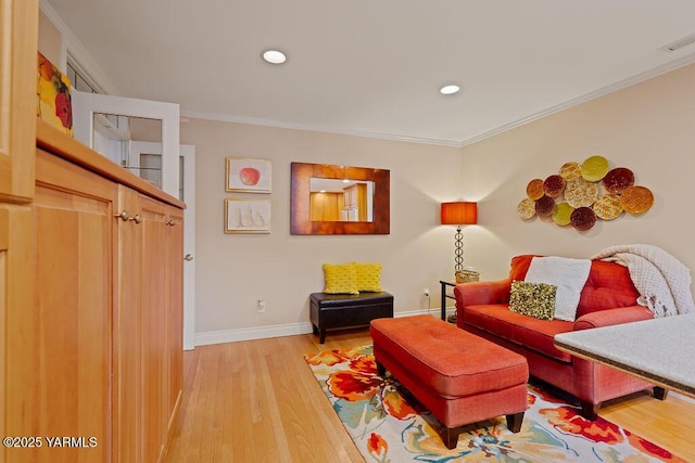 living area featuring crown molding, recessed lighting, visible vents, light wood-style floors, and baseboards