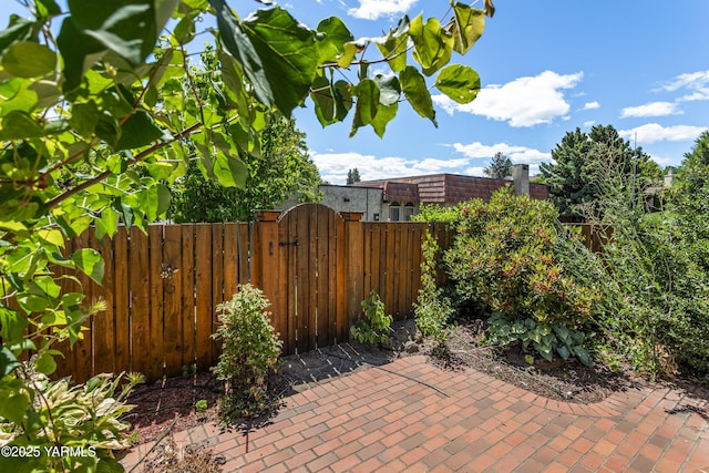 24 Crest Cir, Yakima, WA 98908 - view of patio featuring a gate