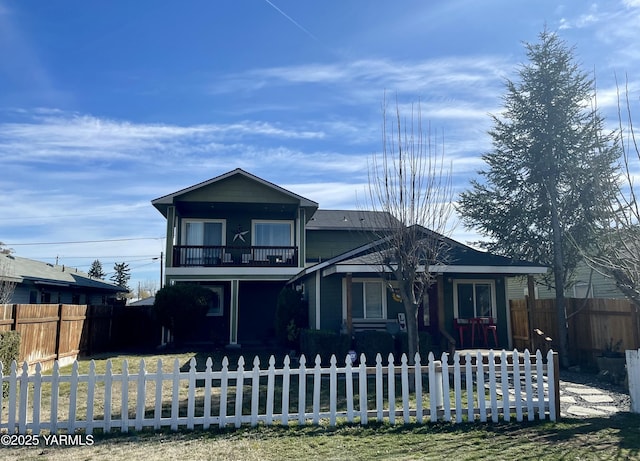 106 S G St, Toppenish, WA 98948 - view of front facade featuring a fenced front yard and a balcony