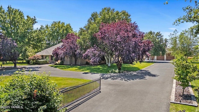 621 Friedline Rd, Yakima, WA 98908 - view of front of home featuring curved driveway