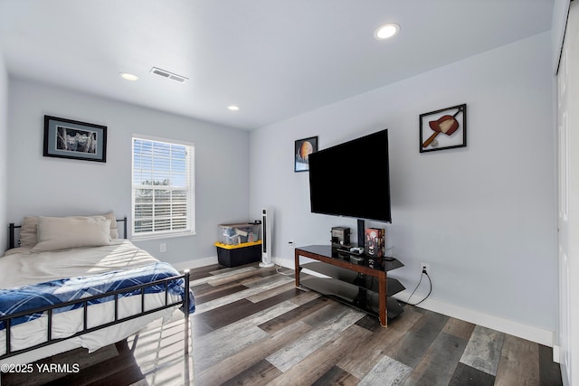 712 Fountain Blvd, Zillah, WA 98953 - bedroom with dark wood-style flooring, baseboards, and recessed lighting