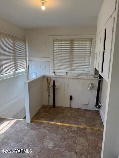 1216 S 44th Ave, Yakima, WA 98908 - laundry area featuring stone finish floors
