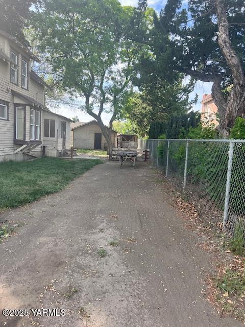 3 S Elm St, Toppenish, WA 98948 - exterior space with dirt driveway