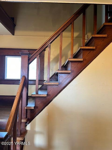 3 S Elm St, Toppenish, WA 98948 - view of stairs