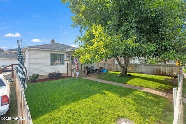 view of front of property featuring fence and a front lawn