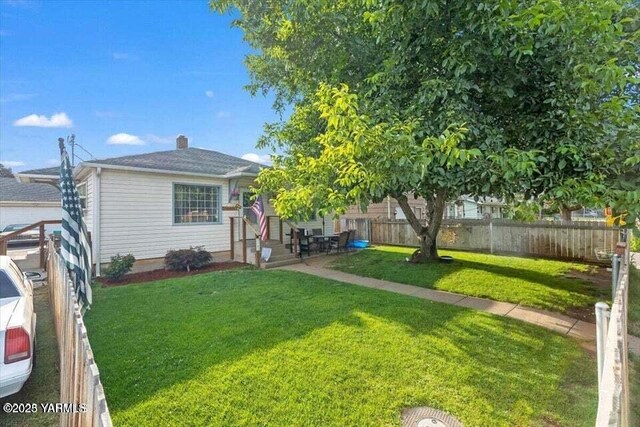 view of front of property featuring fence and a front lawn