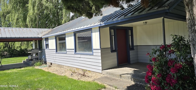 9810 US Highway 12th Ave, Naches, WA 98937 - view of side of home with a lawn, a carport, and metal roof