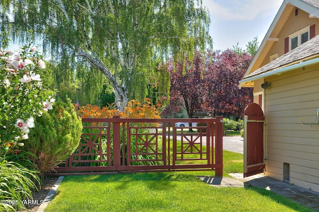 14 N 37th Ave, Yakima, WA 98902 - view of grassy yard featuring a gate