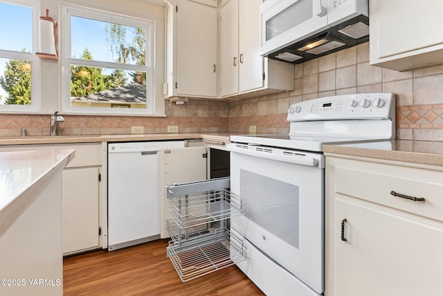 14 N 37th Ave, Yakima, WA 98902 - kitchen with white appliances, light countertops, decorative backsplash, and light wood-style flooring