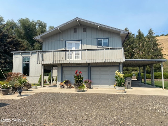 view of front of house with driveway and an attached garage