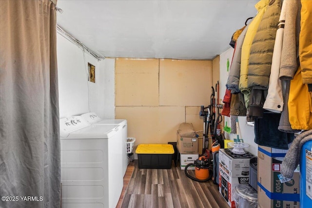 101 W Slavin Rd, Yakima, WA 98903 - laundry room with independent washer and dryer and wood finished floors