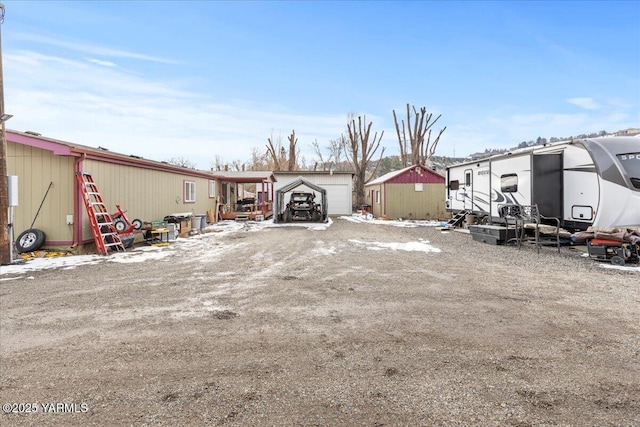 view of yard with an outdoor structure