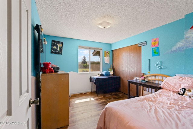 1620 Selah Loop Rd, Selah, WA 98942 - bedroom featuring wood finished floors, a textured ceiling, and a closet