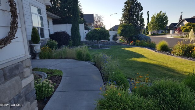9307 Torrey Pines Ln, Yakima, WA 98908 - view of yard with a residential view