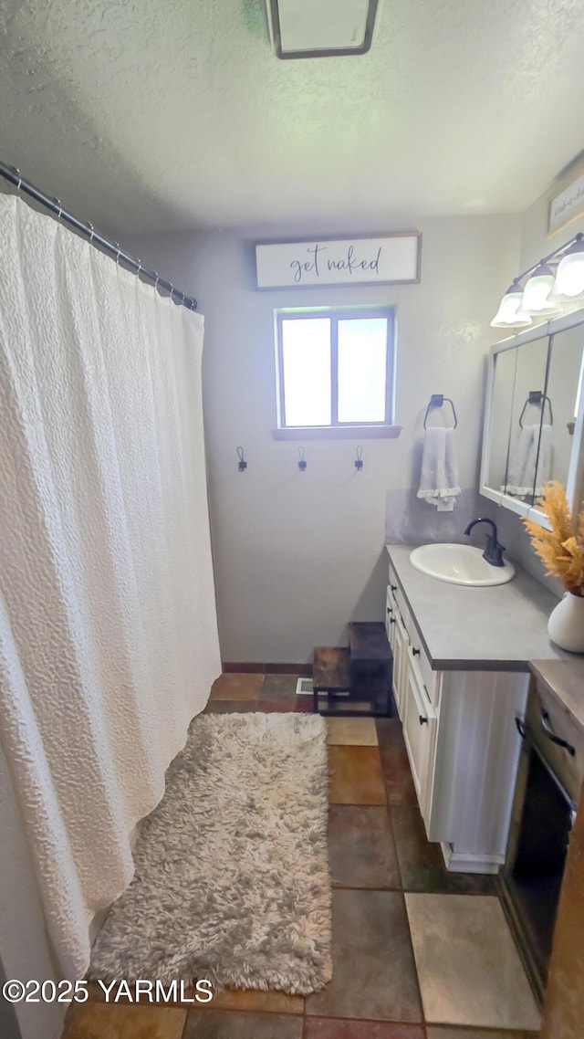 1391 Lancaster Rd, Selah, WA 98942 - bathroom with vanity, a textured ceiling, and a shower with curtain