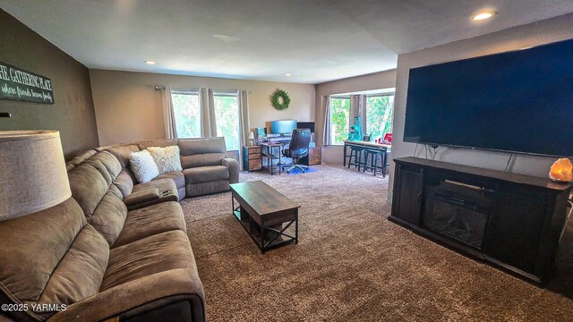 1391 Lancaster Rd, Selah, WA 98942 - living room featuring carpet, an office area, and recessed lighting