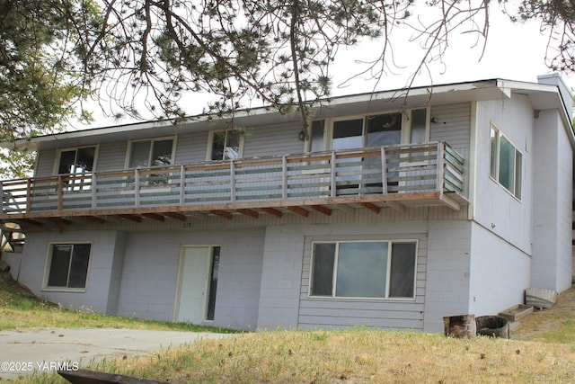 319 NW Crescent Ave, Sunnyside, WA 98944 - rear view of property with a balcony