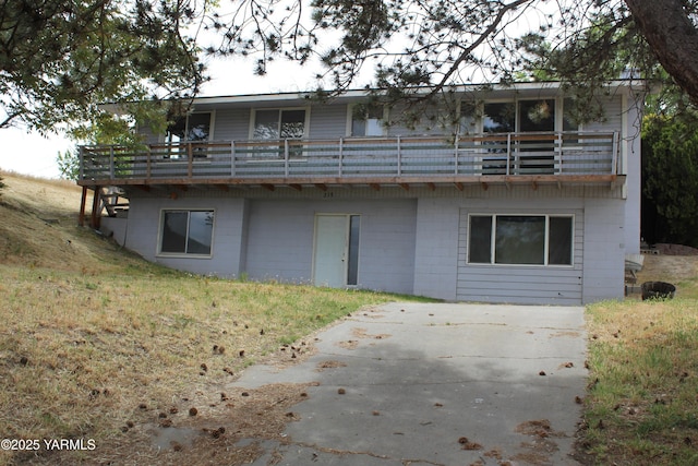 319 NW Crescent Ave, Sunnyside, WA 98944 - rear view of property with a yard