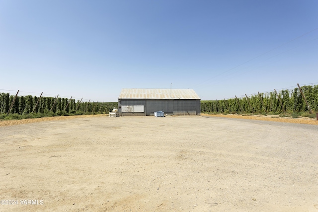 view of yard featuring an outbuilding