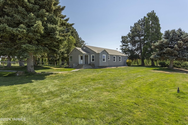 view of front facade featuring a front lawn