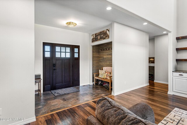 foyer entrance with dark wood-style floors, recessed lighting, and baseboards