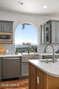 921 Tibbling Rd, Selah, WA 98942 - kitchen with stainless steel appliances, gray cabinets, backsplash, a sink, and recessed lighting