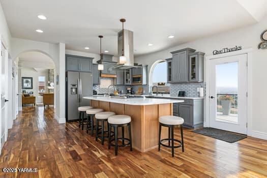 921 Tibbling Rd, Selah, WA 98942 - kitchen with stainless steel appliances, gray cabinetry, a kitchen bar, light countertops, and recessed lighting