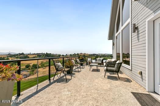 921 Tibbling Rd, Selah, WA 98942 - view of patio featuring an outdoor hangout area